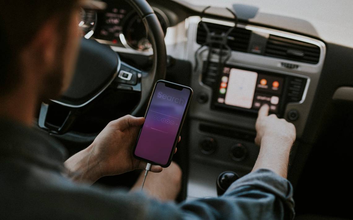 Esto es lo que debes saber si quieres instalar una pantalla externa en el  coche para tener Android Auto o Apple CarPlay y ahorrarte una multa