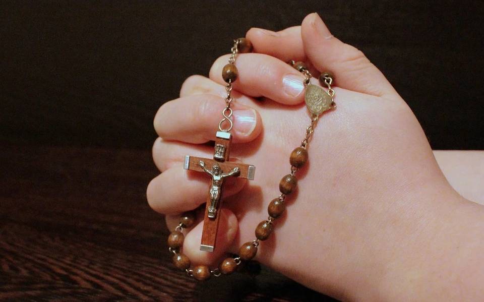 El significado de los rosarios de oro para mujer y cómo elegir el adecuado