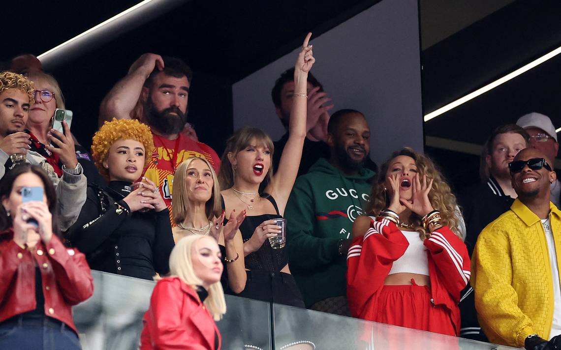 Taylor Swift shows how she drinks beer at the Super Bowl