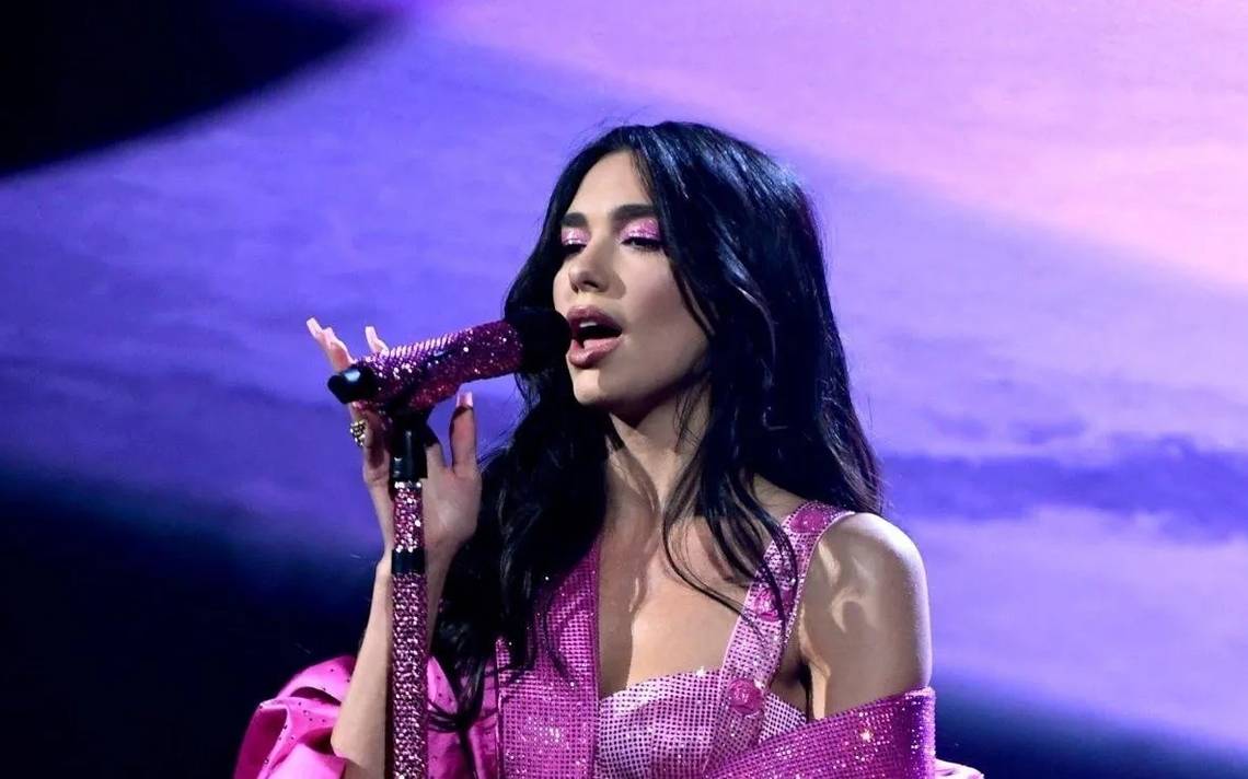 What a bear!  Dua Lipa falls in full concert and the playback is discovered [video]