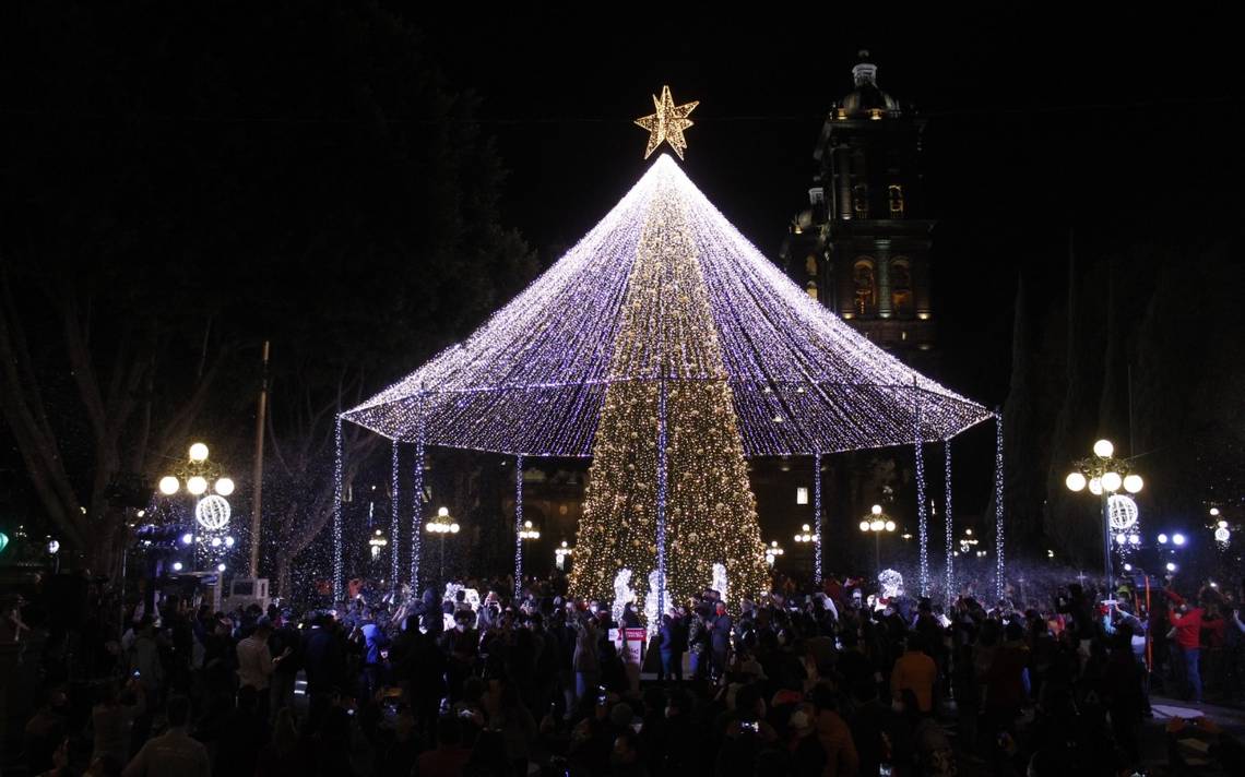 Personas presenciando el encendido del árbol de Navidad en Puebla