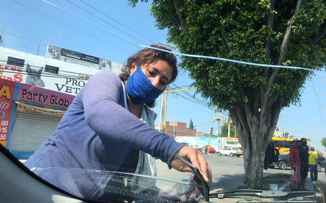 Con pena o no, empecé", Paola limpia parabrisas para mantener a sus dos  hijas - El Sol de Puebla | Noticias Locales, Policiacas, sobre México,  Puebla y el Mundo