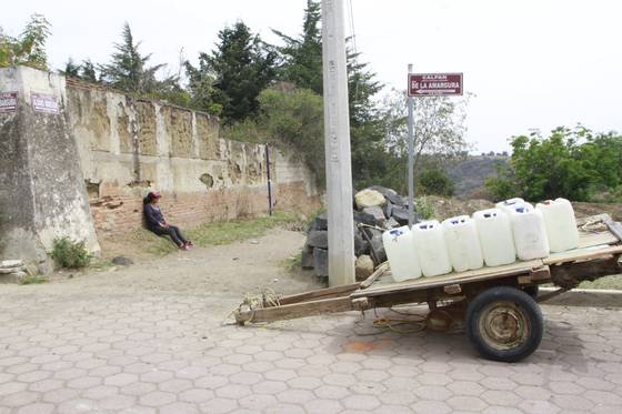 Son tres mujeres en la comunidad las que se dedican a la actividad de entregar agua del manantial. Foto: José Luis Bravo | El Sol de Puebla