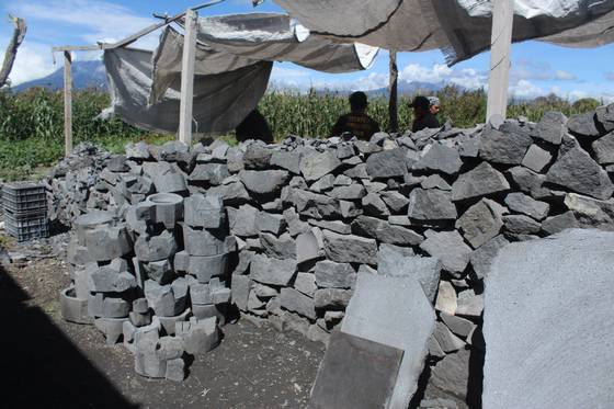 En este territorio hay seis talleres dedicados a moldear la piedra extraída de las cordilleras del Popocatépetl. Foto: Bibiana Díaz | El Sol de Puebla