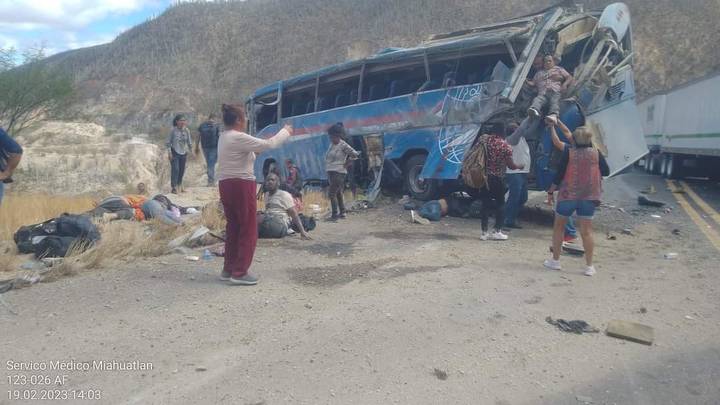 Mueren al menos 15 migrantes al volcar autobús entre Puebla y Oaxaca