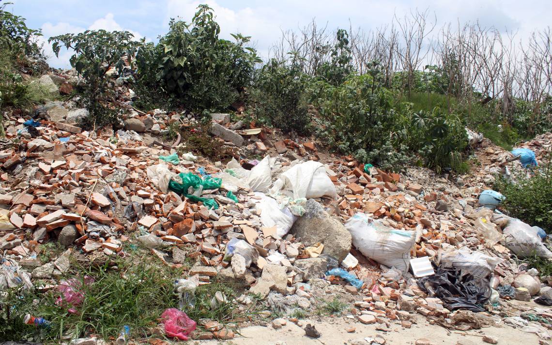 Van autoridades contra los tiraderos de basura ilegales - El Sol de